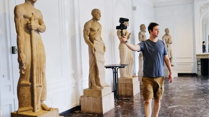 Exploring cities across the U.S. with just 100 bucks in his pocket