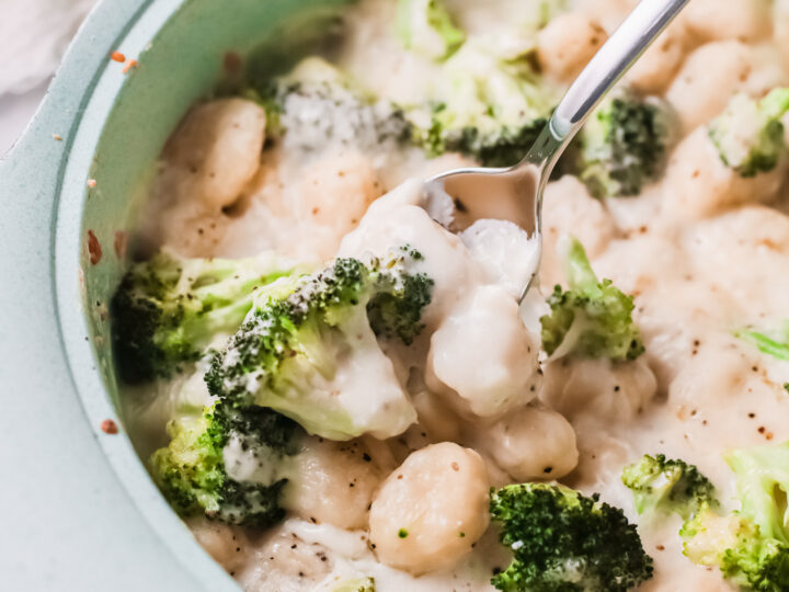 A delicious, easy, and quick dish that’s perfect for weeknight dinners. This One-Pot Broccoli Gnocchi is a simple 5 ingredient dish that's kid-tested and approved.
