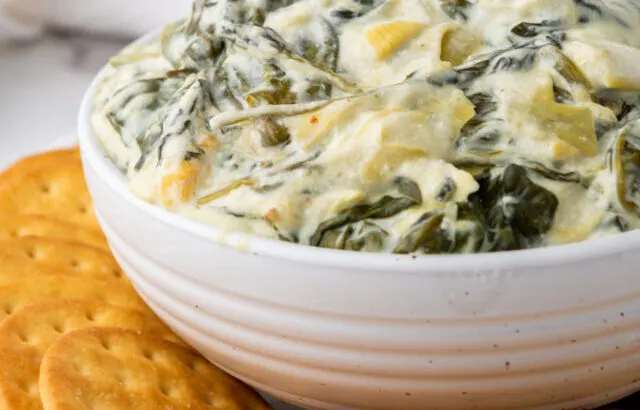 Score big with the best Slow Cooker Spinach Artichoke Dip recipe! Creamy, cheesy, and perfect for game day. Discover easy tailgate dip perfection now.
